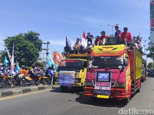 Buruh dari Sidoarjo-Beberapa Kota di Jatim Bergerak ke Surabaya Tolak Harga BBM Buruh dari Sidoarjo-Beberapa Kota di Jatim Bergerak ke Surabaya Tolak Harga BBM