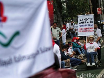 Momen Gedung Kementerian BUMN Digeruduk Pendemo