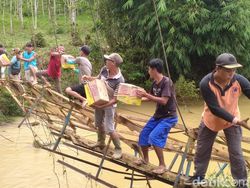 Dramatis Penyaluran Bantuan Warga Terisolir Akibat Jembatan Putus di Bengkulu