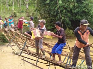 Dramatis Penyaluran Bantuan Warga Terisolir Akibat Jembatan Putus di Bengkulu Dramatis Penyaluran Bantuan Warga Terisolir Akibat Jembatan Putus di Bengkulu