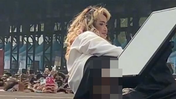 Pinkan Mambo Ngaku Dibayar Rp 200 Juta, Rela Tiduran Kayak Gini di Panggung Pinkan Mambo Ngaku Dibayar Rp 200 Juta, Rela Tiduran Kayak Gini di Panggung