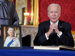 Biden Beri Penghormatan Terakhir ke Ratu Elizabeth Sebelum Pemakaman