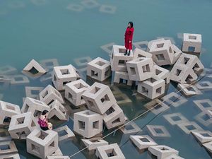 Bentuknya Estetik, Pemecah Gelombang di China Jadi Spot Foto-foto Warga