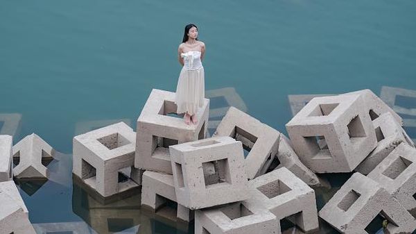 Ramai-ramai Warga Foto di Pemecah Ombak Ini, Ternyata Bentuknya Estetik