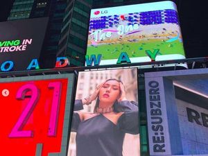 Wah! Wajah Puteri Indonesia 2022 Laksmi Shari Mejeng di Times Square Wah! Wajah Puteri Indonesia 2022 Laksmi Shari Mejeng di Times Square