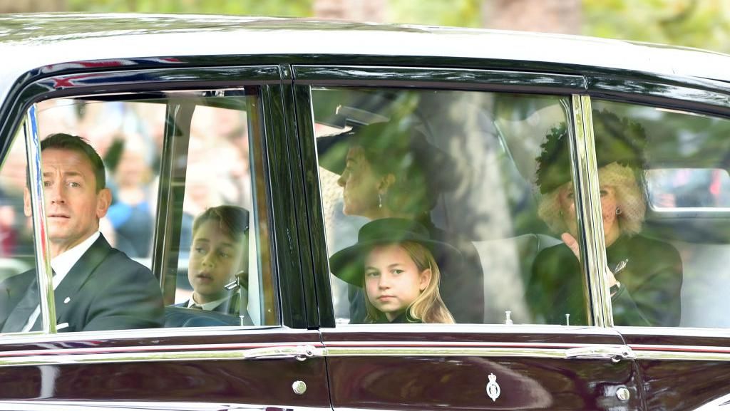 8 Foto Pangeran George & Putri Charlotte Iringi Peti Mati Ratu Elizabeth II