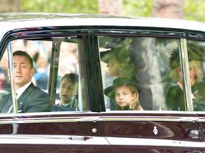 8 Foto Pangeran George & Putri Charlotte Iringi Peti Mati Ratu Elizabeth II 8 Foto Pangeran George & Putri Charlotte Iringi Peti Mati Ratu Elizabeth II