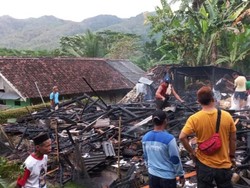 Lansia di Ciamis Diselamatkan Warga dari Kebakaran Rumah