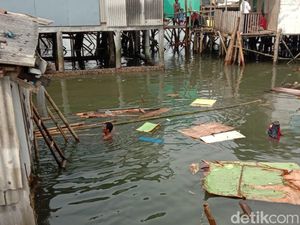 2 Rumah Hanyut Diterjang Ombak di Bandar Lampung 2 Rumah Hanyut Diterjang Ombak di Bandar Lampung