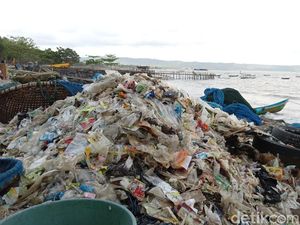 Duh! Sampah Cemari Pesisir Pangandaran