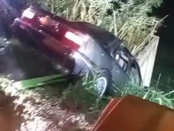 Sedan Tanpa Penumpang Ditemukan Terperosok di Ladang Tawangmangu