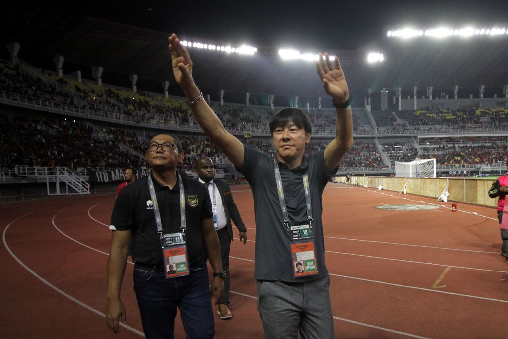 Pelatih Indonesia Shin Tae-yong (kanan) menyapa para suporter usai tim Indonesia menang melawan tim Vietnam pada pertandingan babak kualifikasi Piala Asia U-20 2023 Grup F di Stadion Gelora Bung Tomo, Surabaya, Jawa Timur, Minggu (18/9/2022). Indonesia menang melawan Vietnam dengan skor akhir 3-2. ANTARA FOTO/Moch Asim/nz