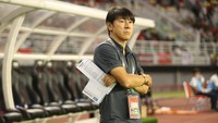 Shin-Tae yong mengunggah pesan di Instagram miliknya terkait Tragedi Kanjuruhan. Salah satu isinya, beliau bakal mundur jika Ketum PSSI mundur, Mochamad Iriawan. Iriawan memang didesak banyak pihak untuk mengundurkan diri sebagai pertanggung jawaban dari insiden tersebut. (Foto: dok. PSSI)
