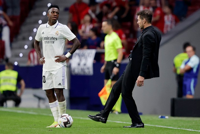 MADRID, SPAIN - SEPTEMBER 18: (L-R) Vinicius Junior of Real Madrid, coach Diego Pablo Simeone of Atletico Madrid  during the La Liga Santander  match between Atletico Madrid v Real Madrid at the Estadio Civitas Metropolitano on September 18, 2022 in Madrid Spain (Photo by David S. Bustamante/Soccrates/Getty Images)