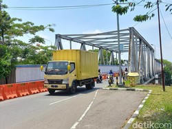 Truk Pembawa Barier Beton Mogok, Rekayasa Lalin Jembatan Jurug Solo Ditunda