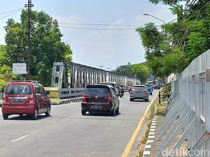 Wanita Hilang Usai Lompat dari Jembatan Jurug Solo, Tim SAR Gelar Pencarian Wanita Hilang Usai Lompat dari Jembatan Jurug Solo, Tim SAR Gelar Pencarian