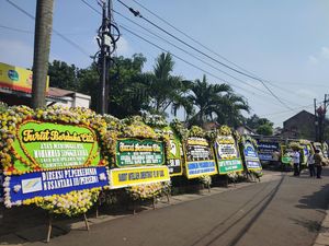 Karangan Bunga Berjejer di Sekitar Rumah Duka Anak Jamintel Kejagung Karangan Bunga Berjejer di Sekitar Rumah Duka Anak Jamintel Kejagung