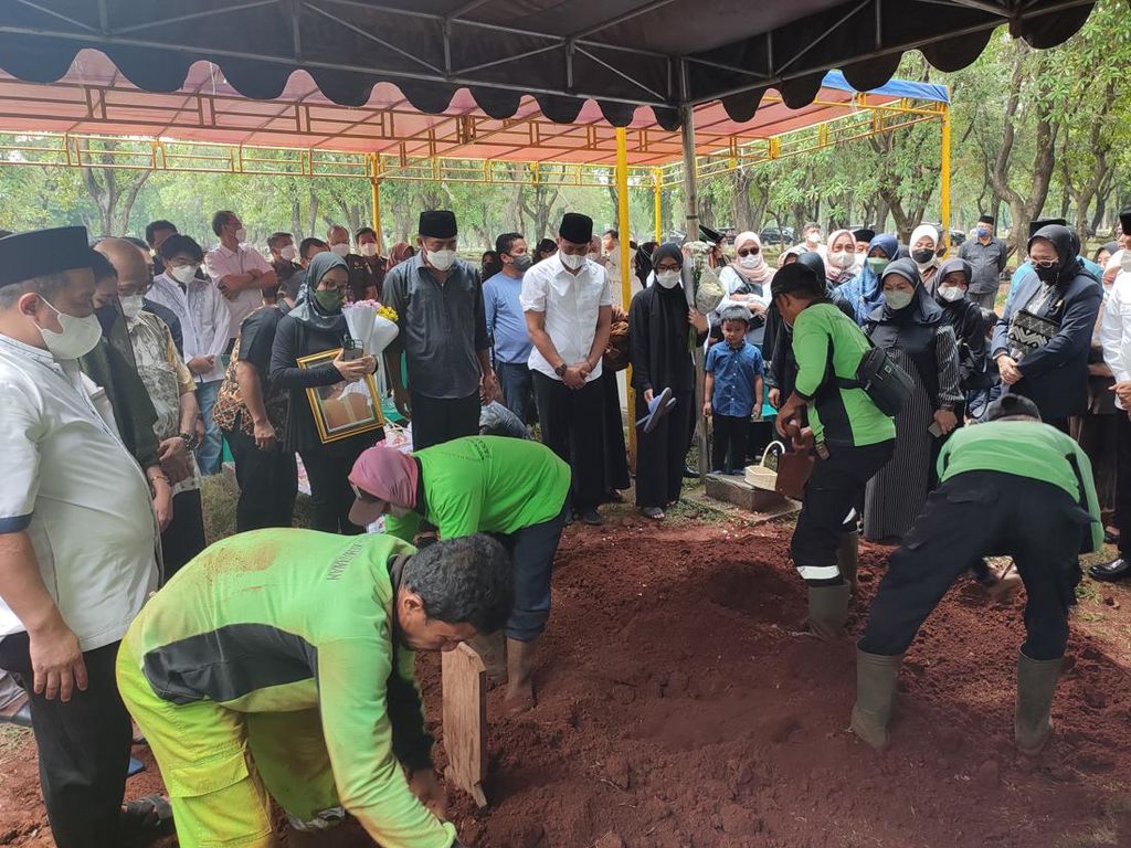 Suasana Duka Iringi Pemakaman Anak Jamintel Kejagung di TPU Pondok Ranggon