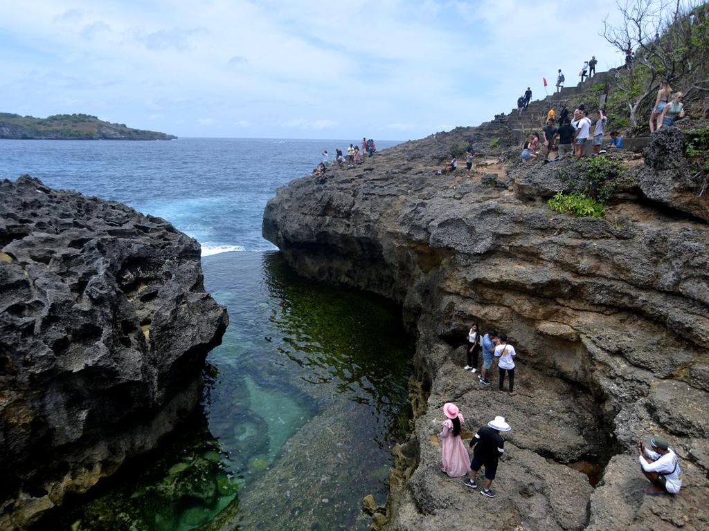 Tarif Penyeberangan Naik, Nusa Penida Tetap Diserbu Wisatawan