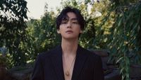 10 Foto Ganteng Maksimal V BTS di New York, Bak Pangeran dan Bikin Meleleh