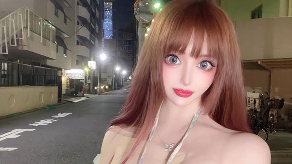 Foto Wanita Terobsesi Jadi Boneka Perancis, Operasi Payudara Sampai Ukuran M