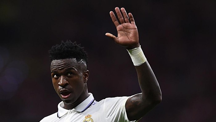 MADRID, SPAIN - SEPTEMBER 18:  Vinicius Junior of Real Madrid reacts during the LaLiga Santander match between Atletico de Madrid and Real Madrid CF at Civitas Metropolitano Stadium on September 18, 2022 in Madrid, Spain. (Photo by Denis Doyle/Getty Images)