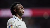 Senyum Vinicius di Wanda Metropolitano yang dipenuhi suporter Atletico. (Foto: Fermin Rodriguez/Quality Sport Images/Getty Images)