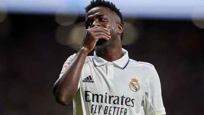 vinicius junior real madrid laliga liga spanyol atletico madrid vs real madrid MADRID, SPAIN - SEPTEMBER 18: Vinicius Junior of Real Madrid reacts during the LaLiga Santander match between Atletico de Madrid and Real Madrid CF at Civitas Metropolitano Stadium on September 18, 2022 in Madrid, Spain. (Photo by Fermin Rodriguez/Quality Sport Images/Getty Images)