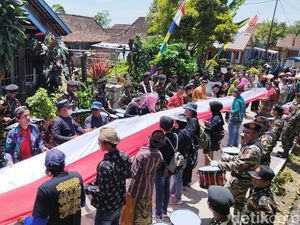Bendera Merah Putih 1.000 Meter Warnai Saparan di Lereng Merbabu Bendera Merah Putih 1.000 Meter Warnai Saparan di Lereng Merbabu
