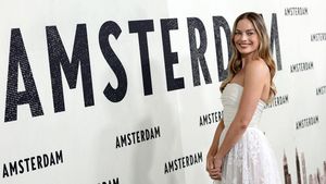 Si Barbie Margot Robbie Bergaun Putih