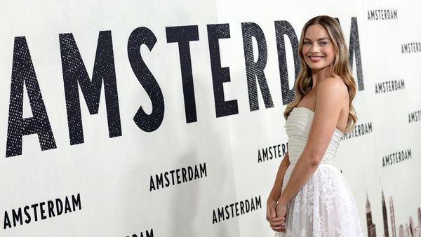 Si Barbie Margot Robbie Bergaun Putih