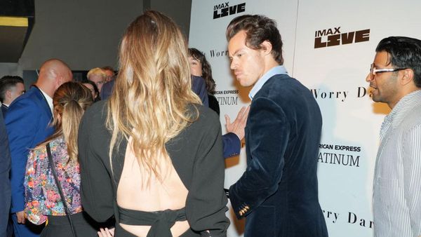 Momen Olivia Wilde dan Harry Styles Curi-curi Ngobrol