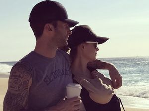 Ketahuan Selingkuh, Adam Levine Mesra Bareng Behati Prinsloo di Pantai