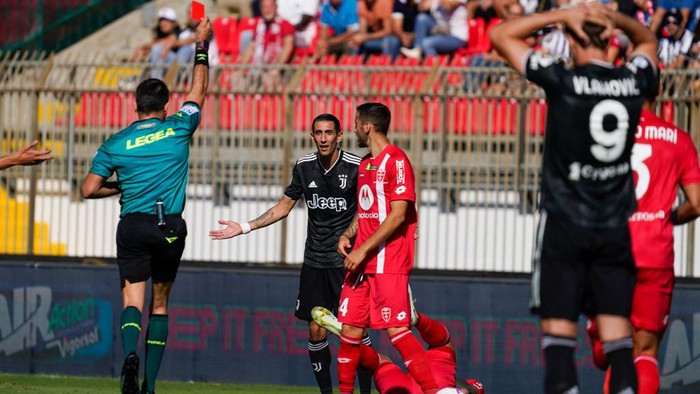 Angel Di María (#22 Juventus FC) take the red card during AC Monza against FC Juventus, Serie A, at U-Power Stadium on September 18th, 2022. (Photo by Alessio Morgese/NurPhoto via Getty Images)
