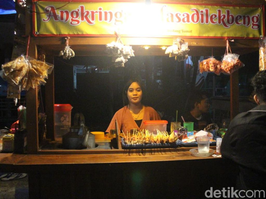 Angkringan Cantik di Jombang Ramai Pelanggan, Segini Omzetnya Tiap Malam
