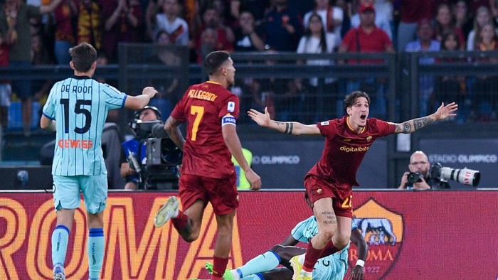 Nicolo Zaniolo of AS Roma protests for a penalty kick with the referee Daniele Chiffi during the Serie A match between AS Roma and Atalanta BC at Stadio Olimpico, Rome, Italy on 18 September 2022.  (Photo by Giuseppe Maffia/NurPhoto via Getty Images)