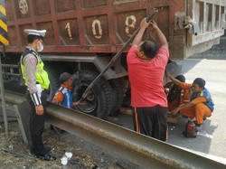 Ban Truk Pecah di Tol Waru, Lalu Lintas Sempat Macet Panjang
