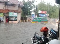 Banjir Terjang Cimahi, Satu Angkot Terjebak!