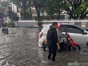 Diguyur Hujan Deras 3 Jam, Jalanan di Pekanbaru Terendam