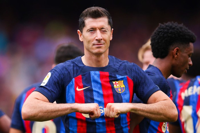 BARCELONA, SPAIN - SEPTEMBER 17: Robert Lewandowski FC Barcelona celebrates scoring his side's first goal  with his teammates during the LaLiga Santander match between FC Barcelona and Elche CF at Spotify Camp Nou on September 17, 2022 in Barcelona, Spain. (Photo by Eric Alonso/Getty Images)
