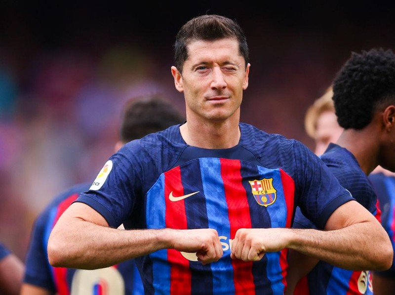 BARCELONA, SPAIN - SEPTEMBER 17: Robert Lewandowski FC Barcelona celebrates scoring his side's first goal  with his teammates during the LaLiga Santander match between FC Barcelona and Elche CF at Spotify Camp Nou on September 17, 2022 in Barcelona, Spain. (Photo by Eric Alonso/Getty Images)