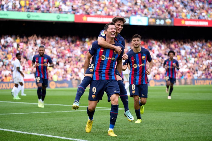 Barcelona BARCELONA, SPAIN - SEPTEMBER 17: Robert Lewandowski FC Barcelona celebrates scoring his side's first goal with his teammates during the LaLiga Santander match between FC Barcelona and Elche CF at Spotify Camp Nou on September 17, 2022 in Barcelona, Spain. (Photo by Eric Alonso/Getty Images)