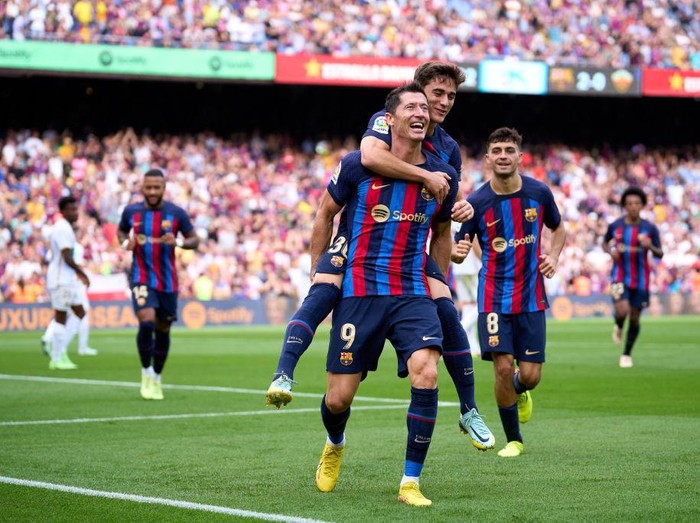 BARCELONA, SPAIN - SEPTEMBER 17: Robert Lewandowski FC Barcelona celebrates scoring his side's first goal  with his teammates during the LaLiga Santander match between FC Barcelona and Elche CF at Spotify Camp Nou on September 17, 2022 in Barcelona, Spain. (Photo by Eric Alonso/Getty Images)