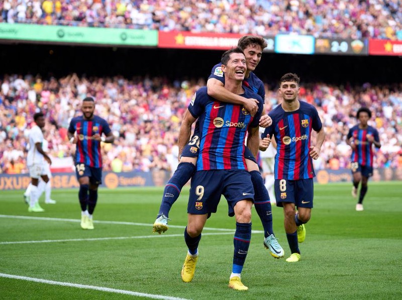 BARCELONA, SPAIN - SEPTEMBER 17: Robert Lewandowski FC Barcelona celebrates scoring his side's first goal  with his teammates during the LaLiga Santander match between FC Barcelona and Elche CF at Spotify Camp Nou on September 17, 2022 in Barcelona, Spain. (Photo by Eric Alonso/Getty Images)