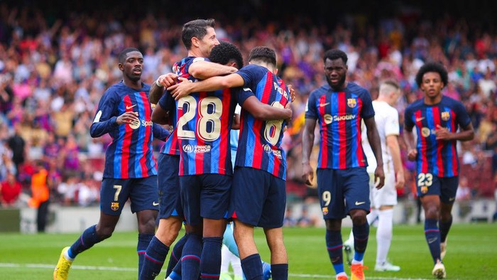 BARCELONA, SPAIN - SEPTEMBER 17: Robert Lewandowski FC Barcelona celebrates scoring his sides first goal  with his teammates during the LaLiga Santander match between FC Barcelona and Elche CF at Spotify Camp Nou on September 17, 2022 in Barcelona, Spain. (Photo by Eric Alonso/Getty Images)