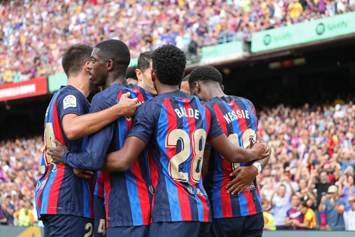 Barcelona BARCELONA, SPAIN - SEPTEMBER 17: Robert Lewandowski FC Barcelona celebrates scoring his side's first goal with his teammates during the LaLiga Santander match between FC Barcelona and Elche CF at Spotify Camp Nou on September 17, 2022 in Barcelona, Spain. (Photo by Eric Alonso/Getty Images)