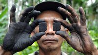 Begini Lho... Cara Mengubah Limbah Pelepah Jadi Briket