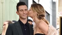 8 Momen Mesra Adam Levine dan Behati Prinsloo Sebelum Isu Perselingkuhan