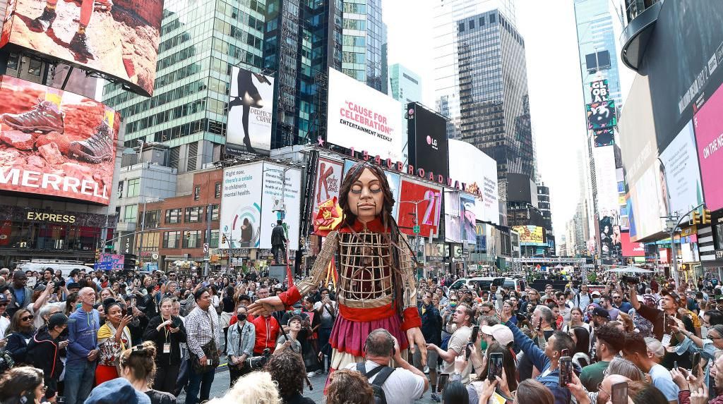 Boneka Raksasa Little Amal Berlabuh ke Times Square