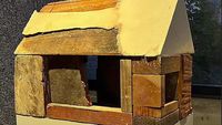 5 Karya Seni Brad Pitt: Patung Rumah Kayu hingga Keramik